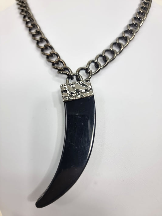 Halskette mit Hornanhänger