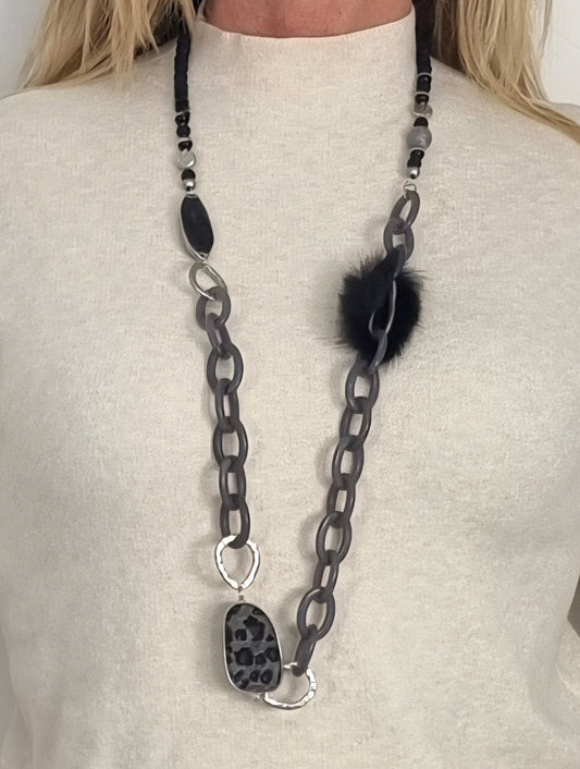 Kette mit Fell, Grau