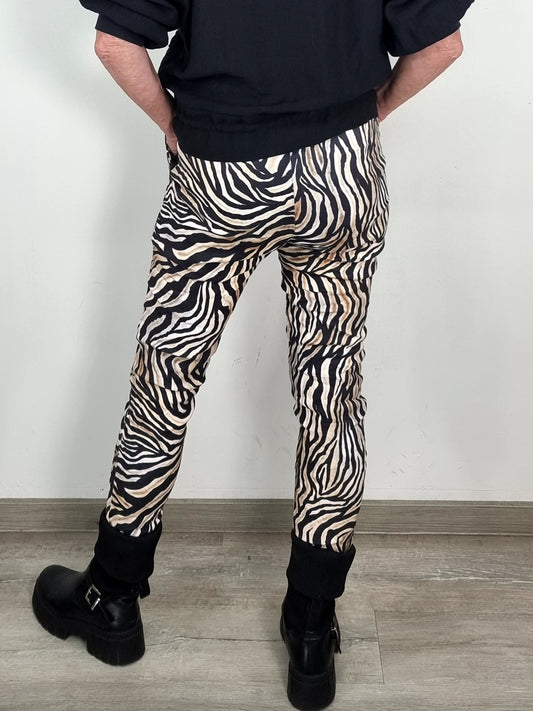 🖤 Trendige Hose in Wildlederoptik mit Zebramuster