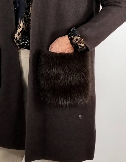 Stylische Long Weste mit Felltaschen – dein eleganter Everyday-Look