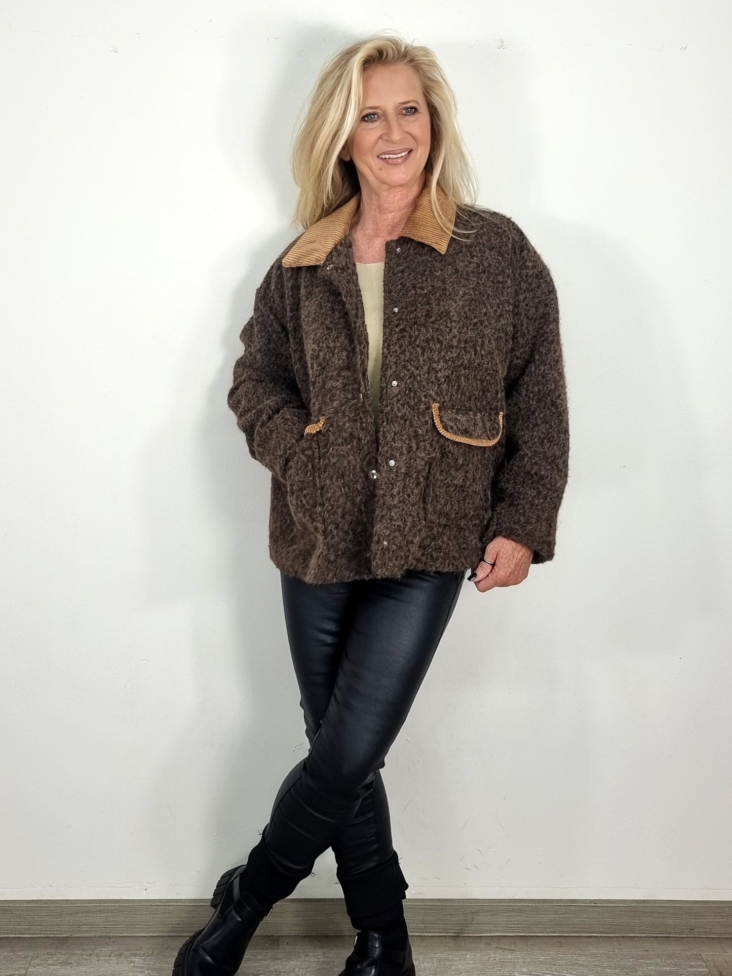 Wolljacke mit Cord Details – zeitlos, warm & stylisch