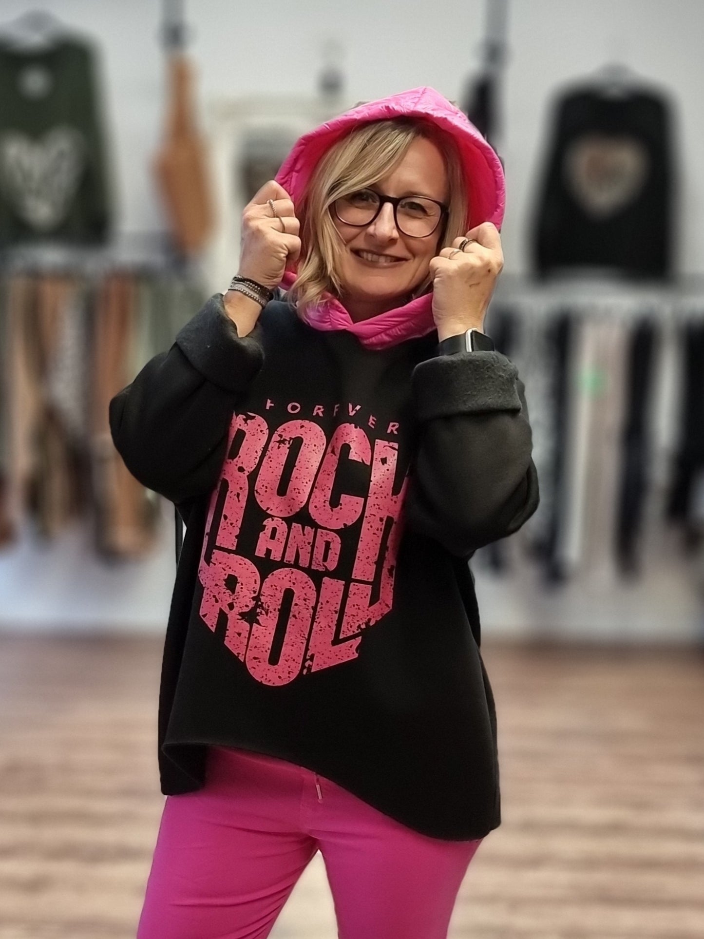 Rock deinen Look – mit unserem “Forever Rock & Roll” Hoodie!