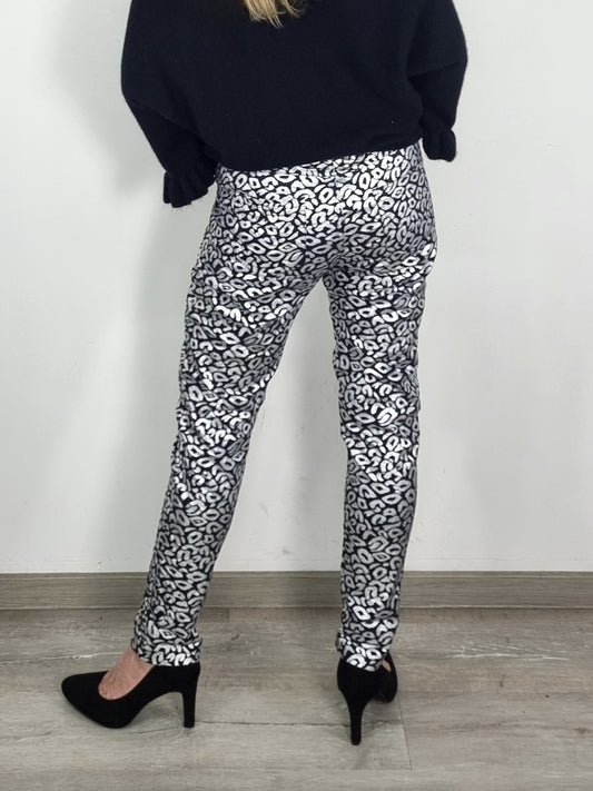 Silberne Hose mit Animal-Print – festlich & elegant