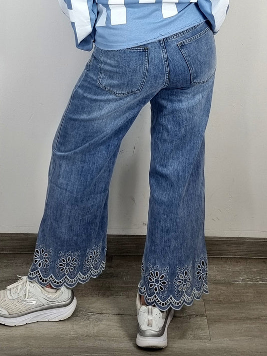 🌸 Trendige Jeans mit Stickerei – feminin