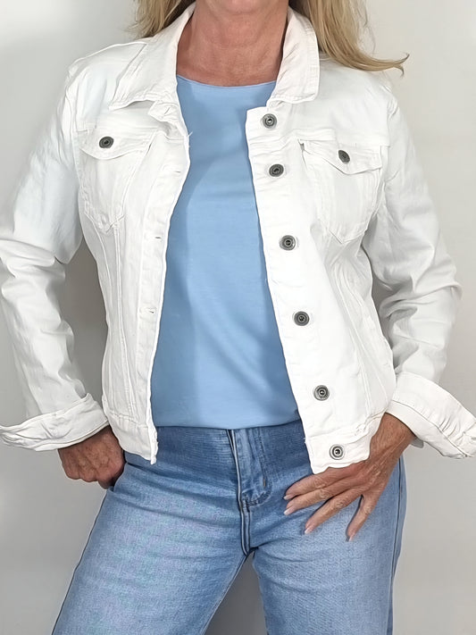 Weiße Jeansjacke – zeitlos & vielseitig kombinierbar