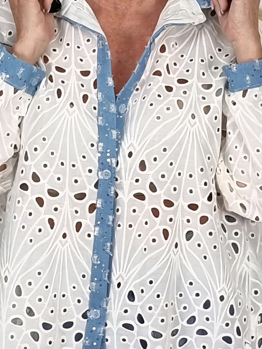 Elegante Lochstickerei-Bluse mit Denim-Details
