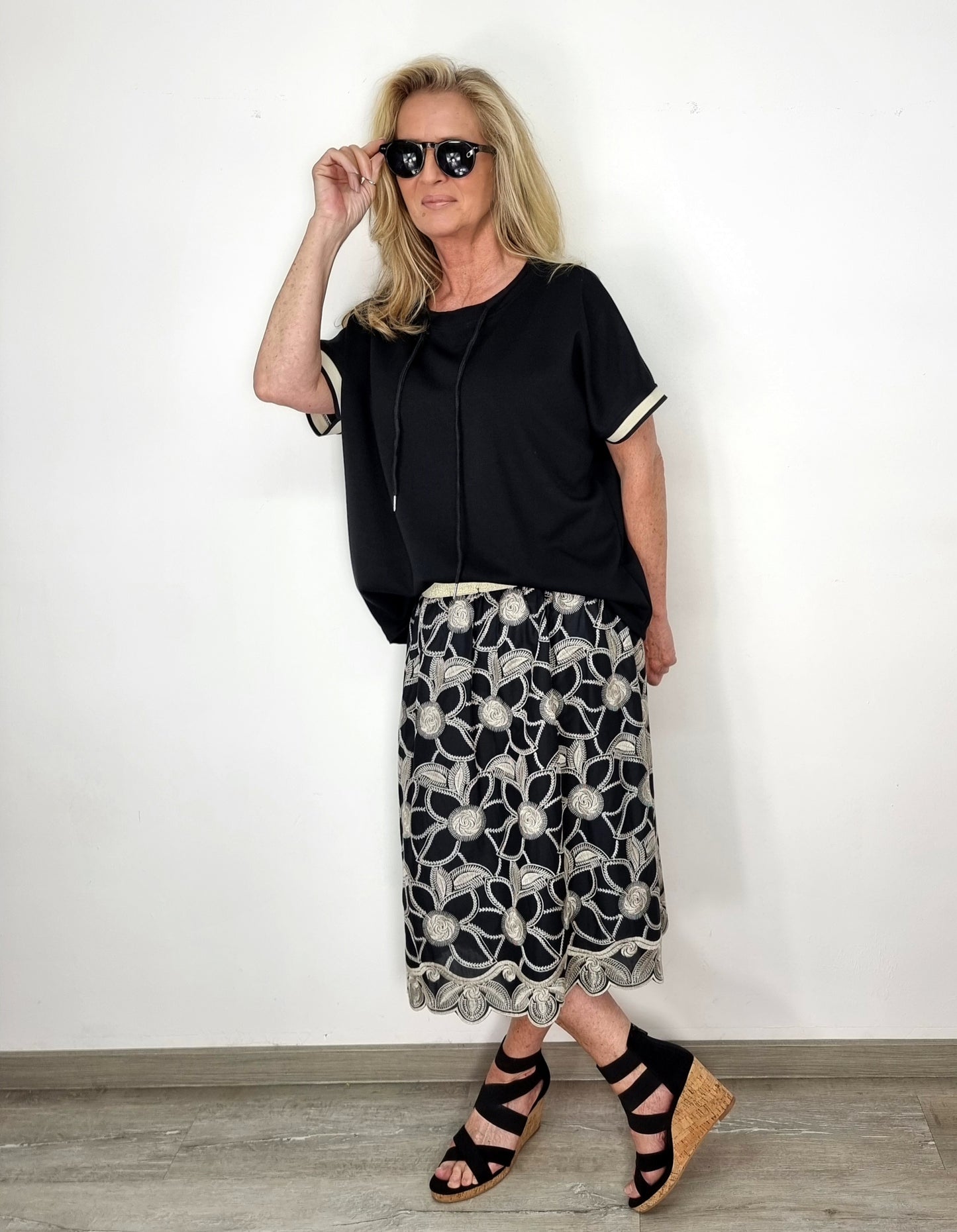 ✨ Stickrock  in Weiß und Schwarz mit Blumenmuster