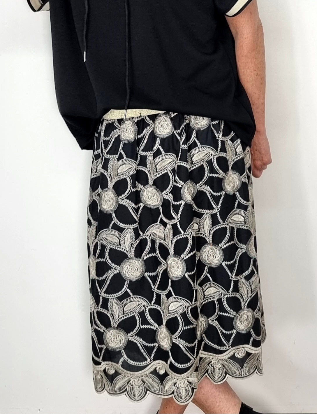 ✨ Stickrock  in Weiß und Schwarz mit Blumenmuster