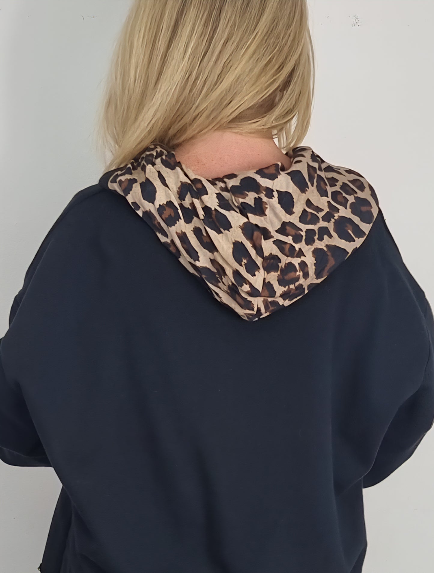 🖤Hoodie „START YOUR DAY“ – mit Leo-Details 🖤