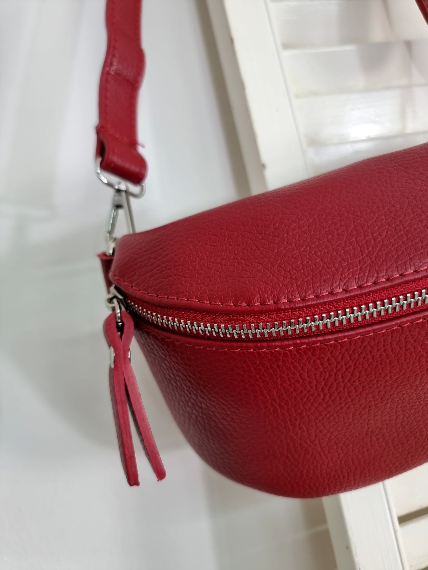 Rote Ledertasche