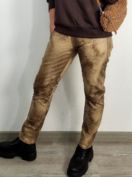 Batik Lederlook Hose – Trendiges Must-Have