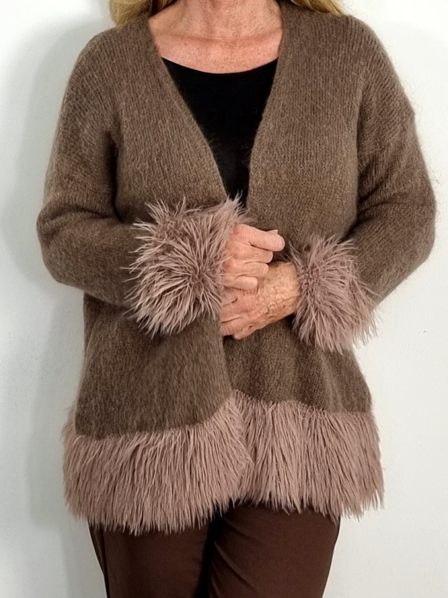 Kuscheliger Strick-Cardigan mit Fell-Details " Farben