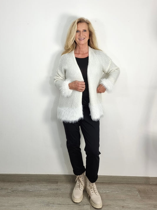 Kuscheliger Strick-Cardigan mit Fell-Details – Wollweiß