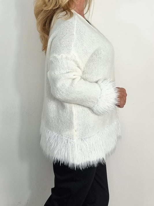 Kuscheliger Strick-Cardigan mit Fell-Details – Wollweiß