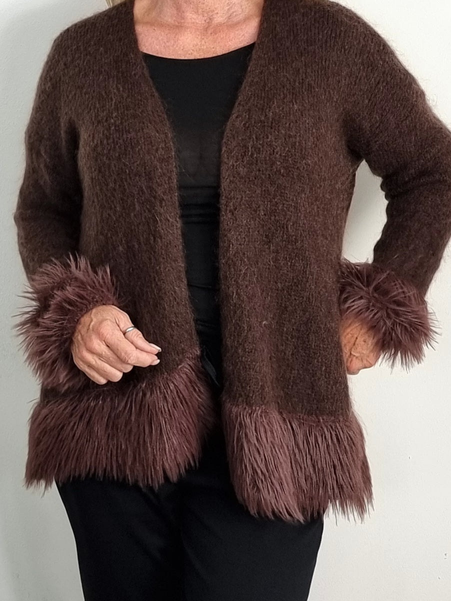 Kuscheliger Strick-Cardigan mit Fell-Details – Braun