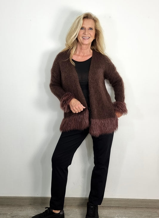 Kuscheliger Strick-Cardigan mit Fell-Details – Braun