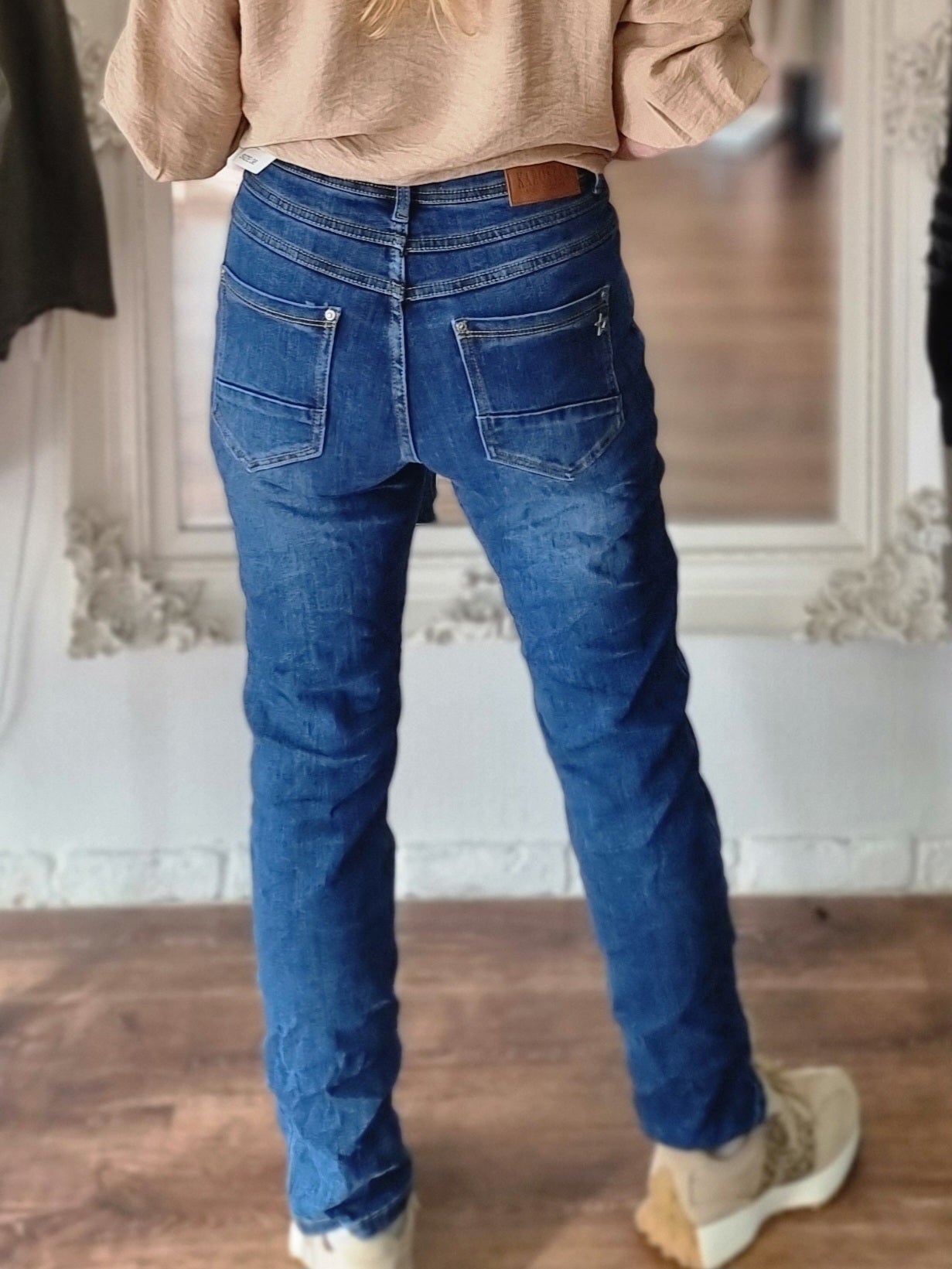 Trendige Jeans mit Knopfleiste bis 48 – lässig & stylisch zugleich