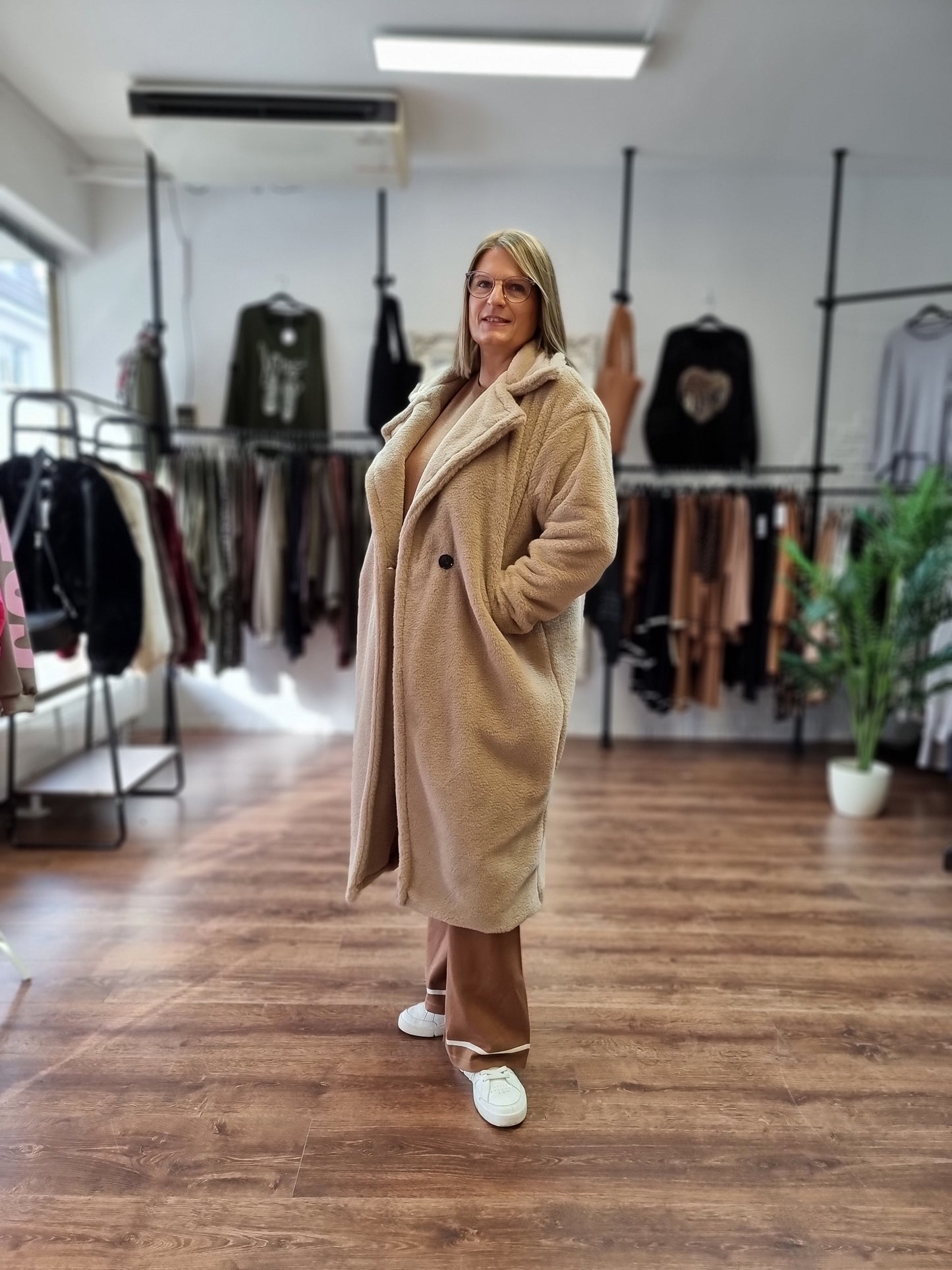 🧥 Kuscheliger Teddy-Mantel in Beige und Schwarz