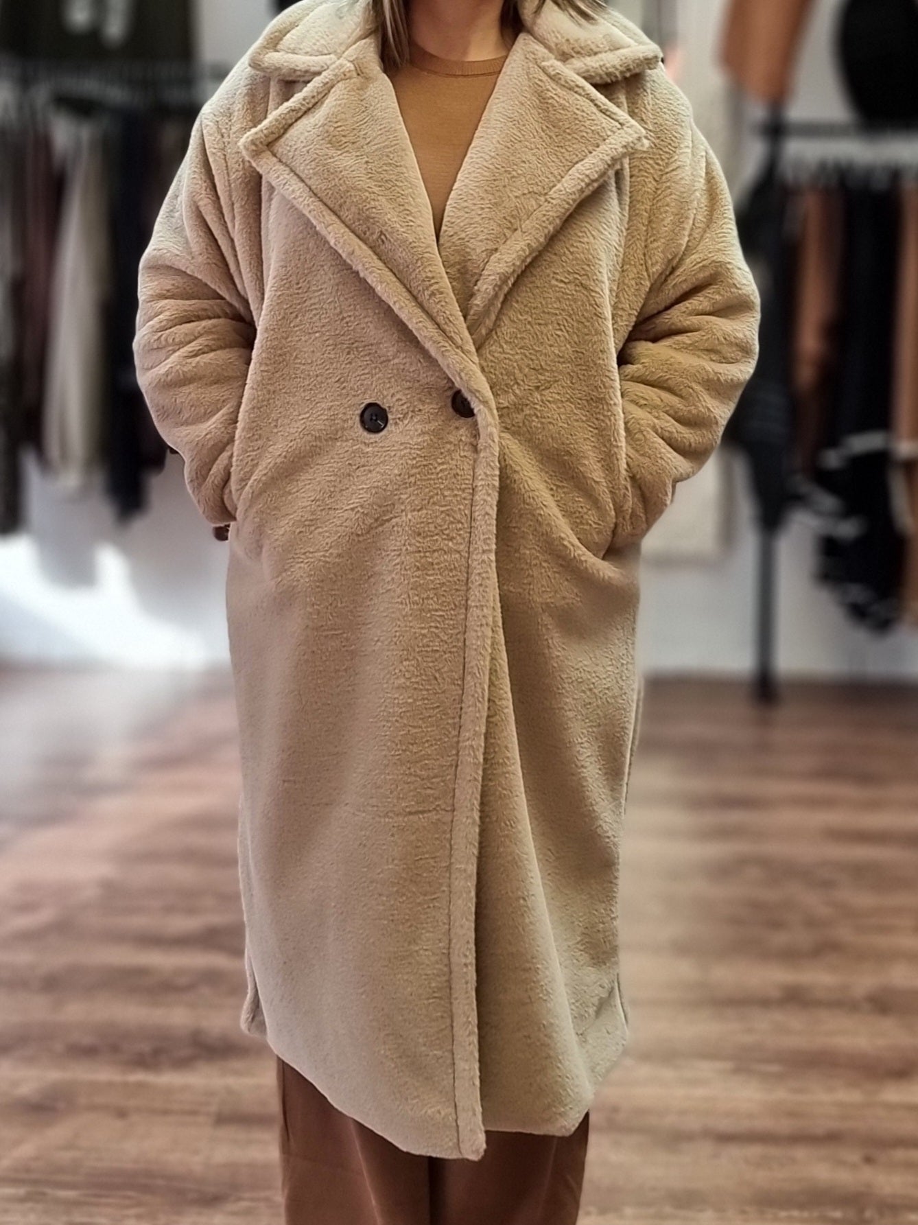🧥 Kuscheliger Teddy-Mantel in Beige und Schwarz