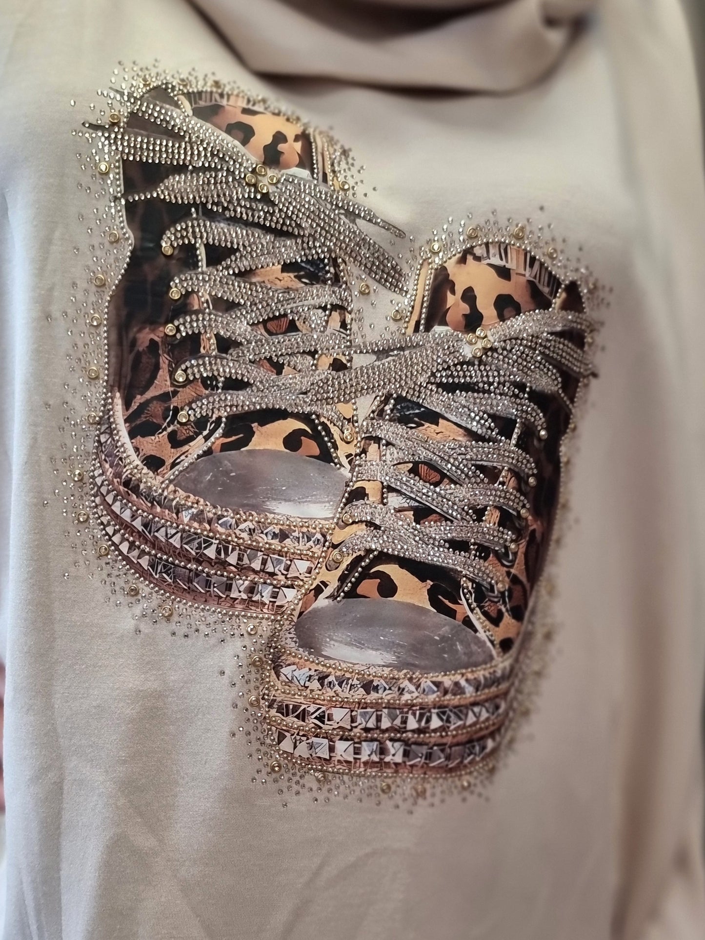 Longsweat „Sneaker Glam“ – Bequem, stylisch & ein echter Hingucker in 4 Farben