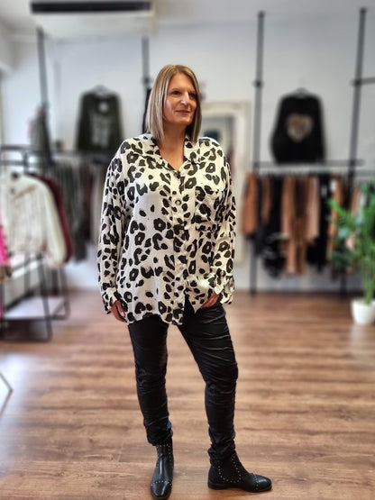 Satinbluse „Leopard Chic“ – Creme/Schwarz