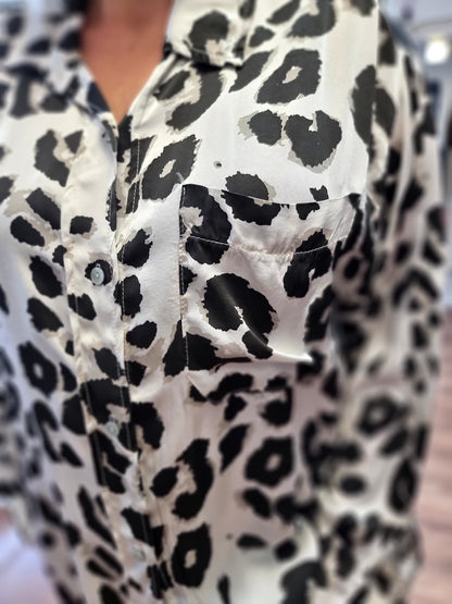 Satinbluse „Leopard Chic“ – Creme/Schwarz