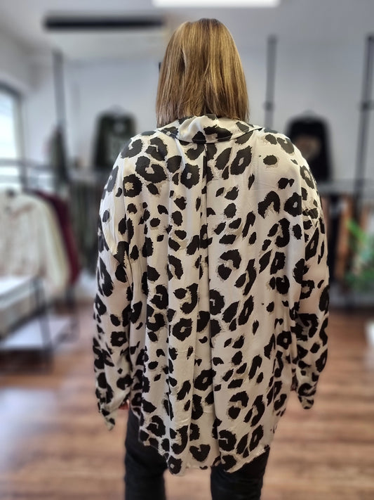Satinbluse „Leopard Chic“ – Creme/Schwarz