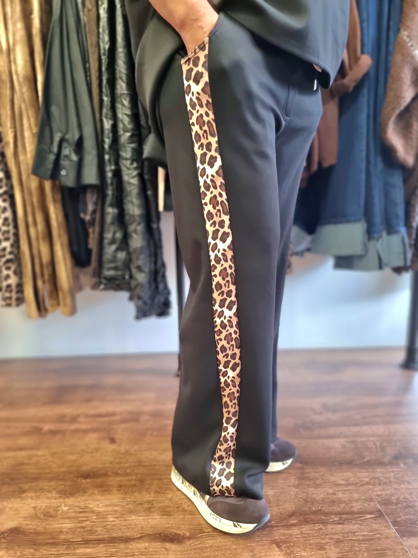 Sportlich trifft auf wild – Hose mit Leo-Streifen