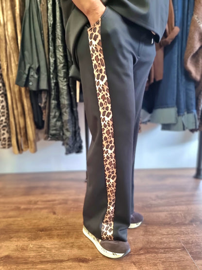 Sportlich trifft auf wild – Hose mit Leo-Streifen