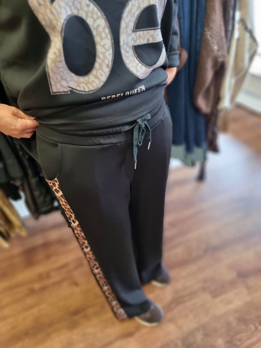 Sportlich trifft auf wild – Hose mit Leo-Streifen