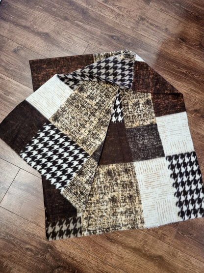 Kuscheliger Patchwork-Schal in Braun-Beige