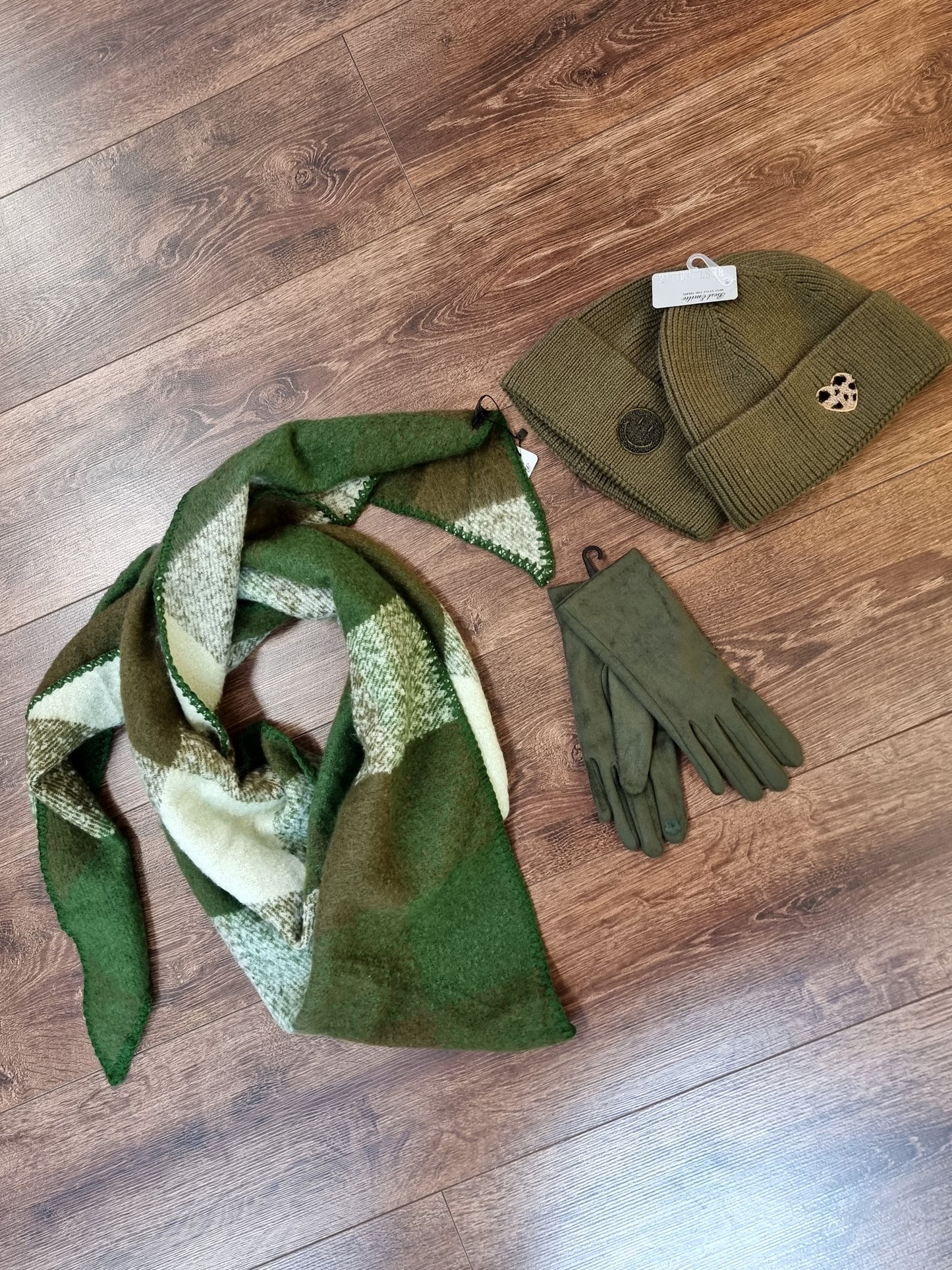 Kuschelweicher Dreieck-Schal in Grüntönen – perfekt für Herbst & Winter 🍂