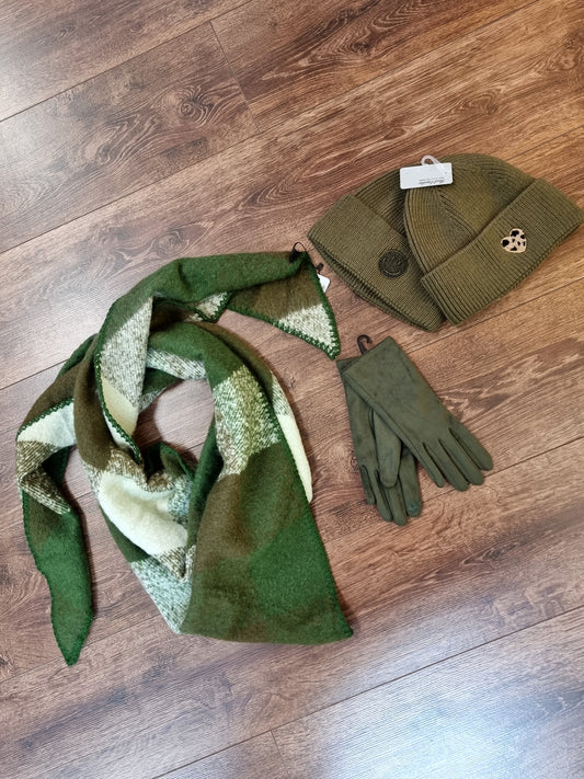 Kuschelweicher Dreieck-Schal in Grüntönen – perfekt für Herbst & Winter 🍂