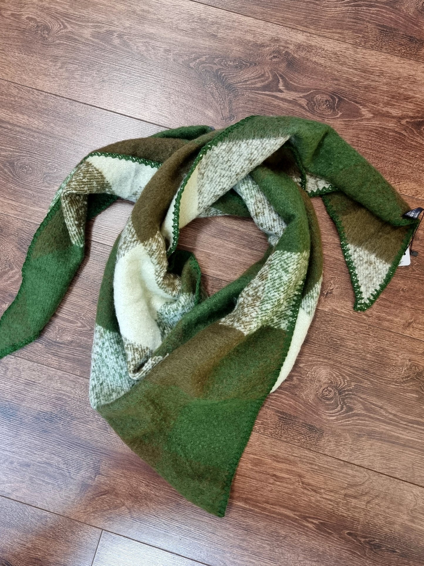 Kuschelweicher Dreieck-Schal in Grüntönen – perfekt für Herbst & Winter 🍂