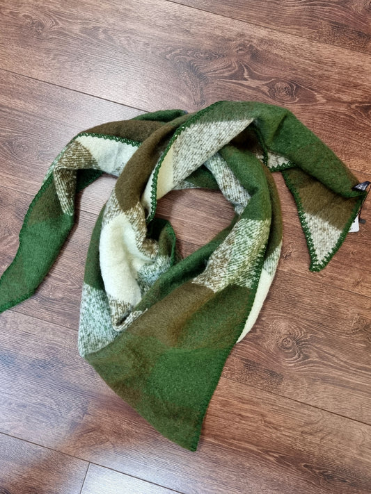 Kuschelweicher Dreieck-Schal in Grüntönen – perfekt für Herbst & Winter 🍂