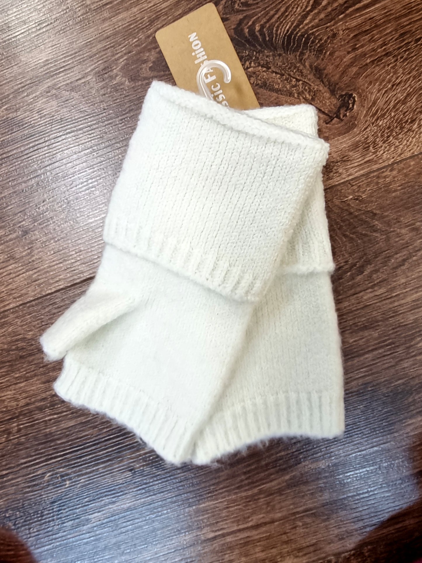 Kuschelige Strick-Handstulpen in Wollweiß