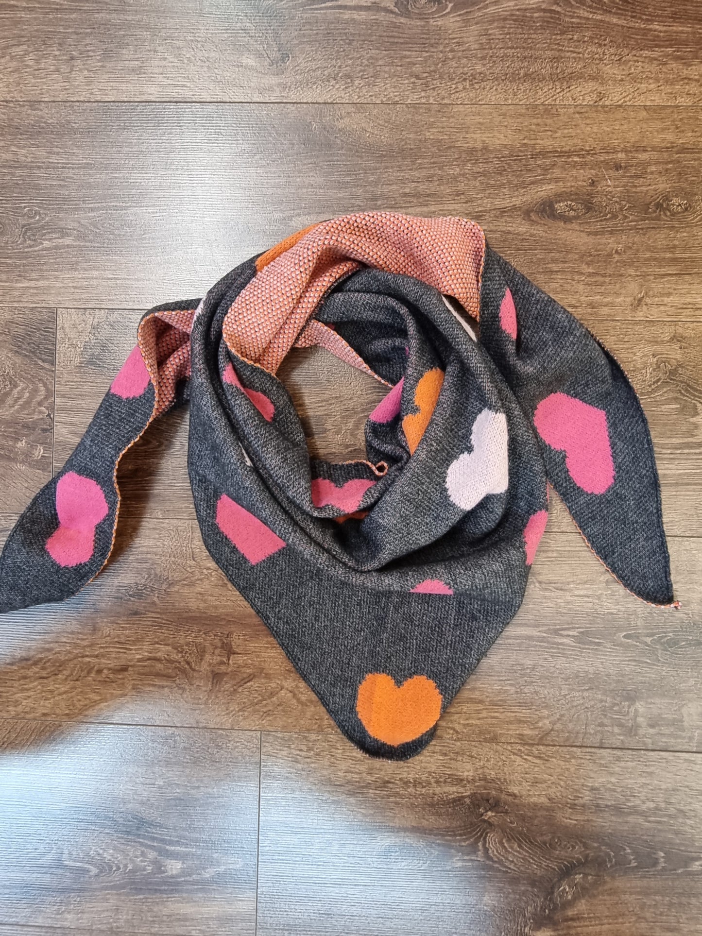 Kuscheliger Herz-Schal – Grau/Pink