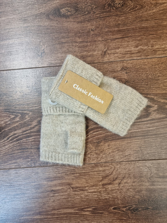 Kuschelige Strick-Handstulpen in Beige