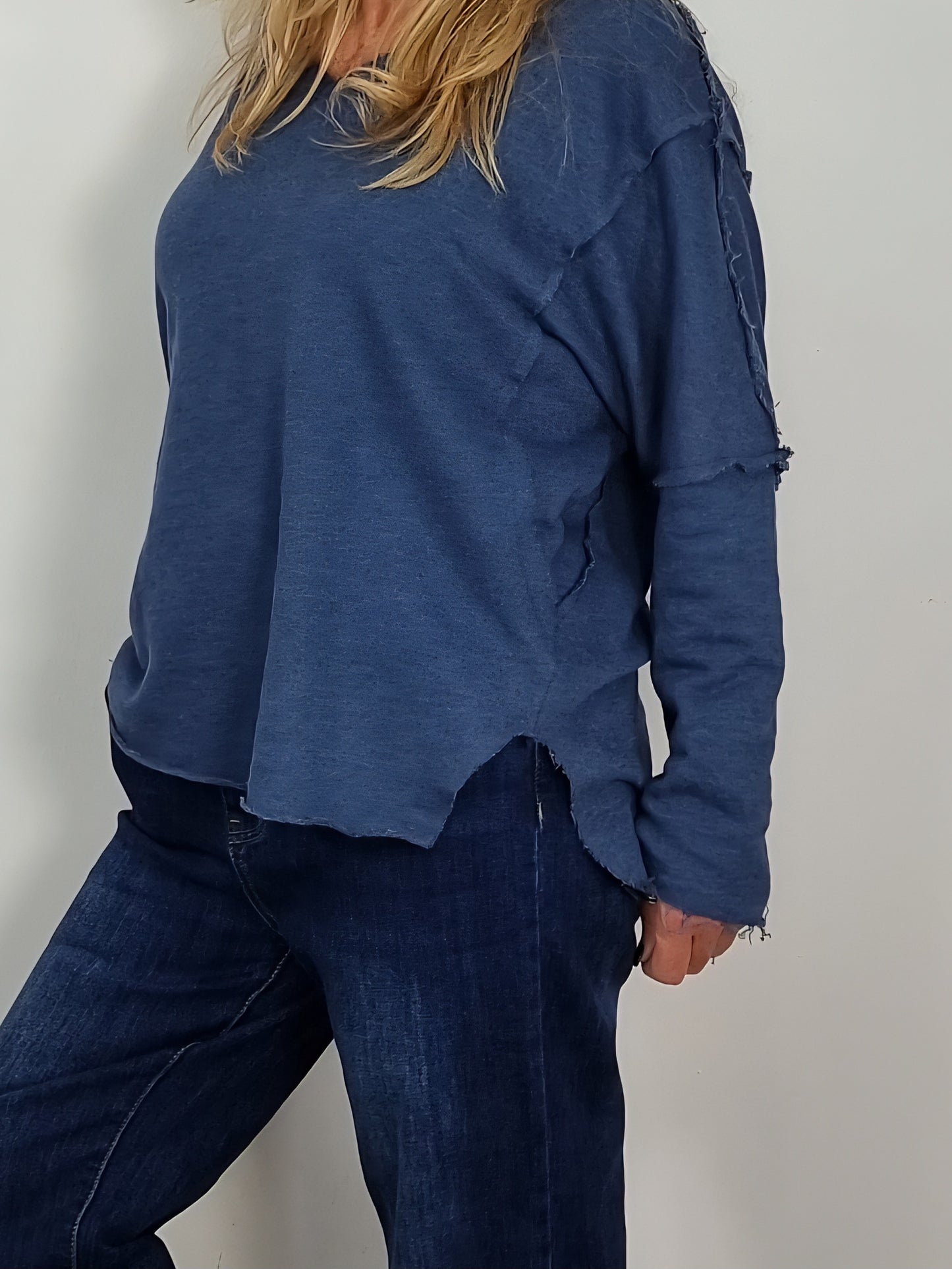 🌿 Lässiges V-Neck Shirt mit ausgefransten Nähten