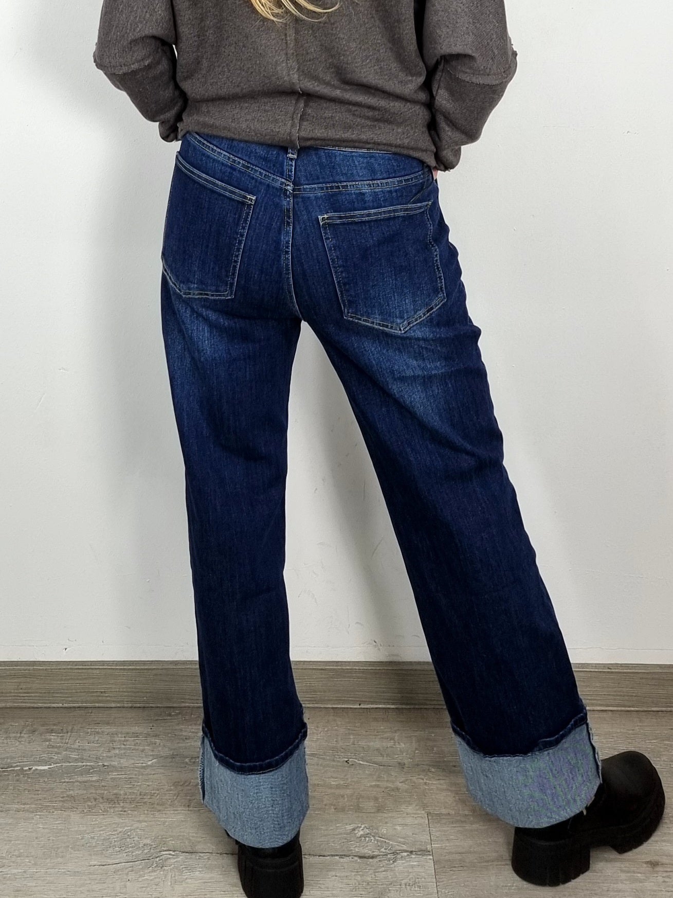 Weite Jeans mit Umschlag