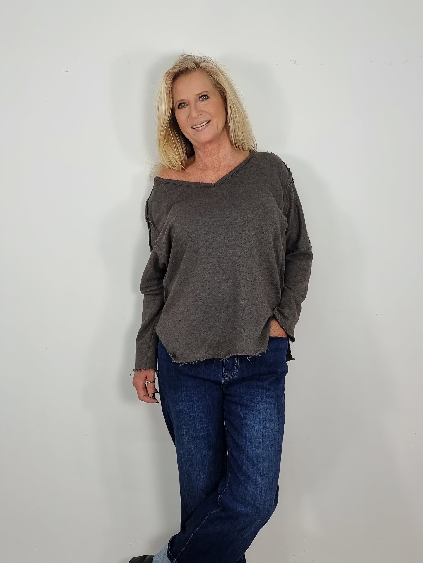 🌿 Lässiges V-Neck Shirt mit ausgefransten Nähten