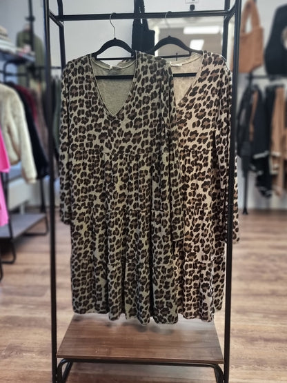 Leokleid mit V-Ausschnitt – wild, super bequem 🐆✨