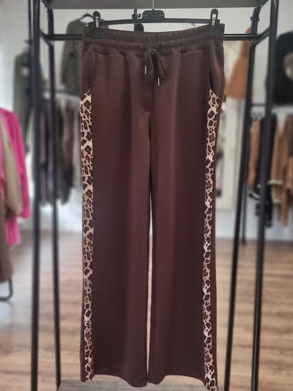 Sportlich trifft auf wild – Hose mit Leo-Streifen