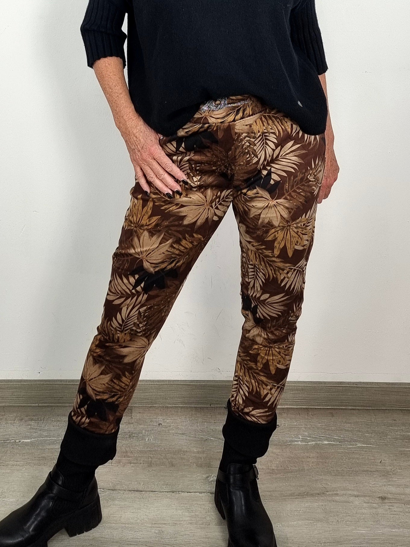 Hose in Wildleder-Optik mit Print