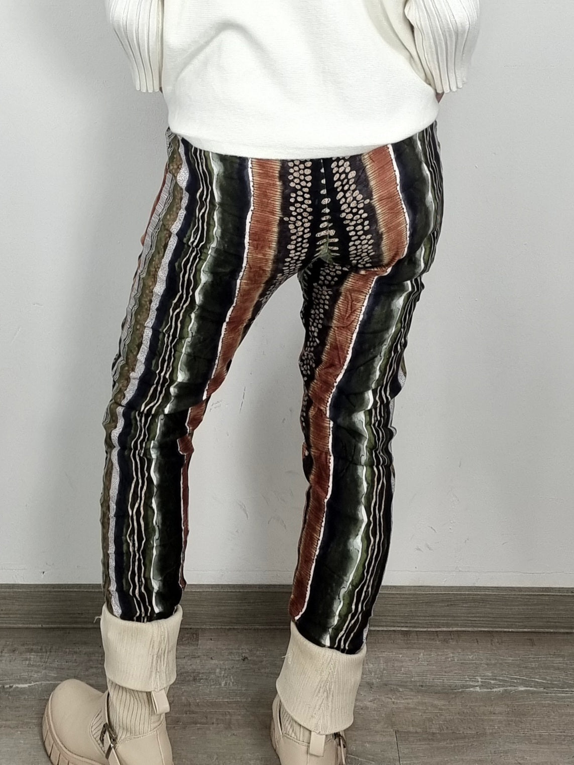 Hose in Wildleder-Optik mit Print