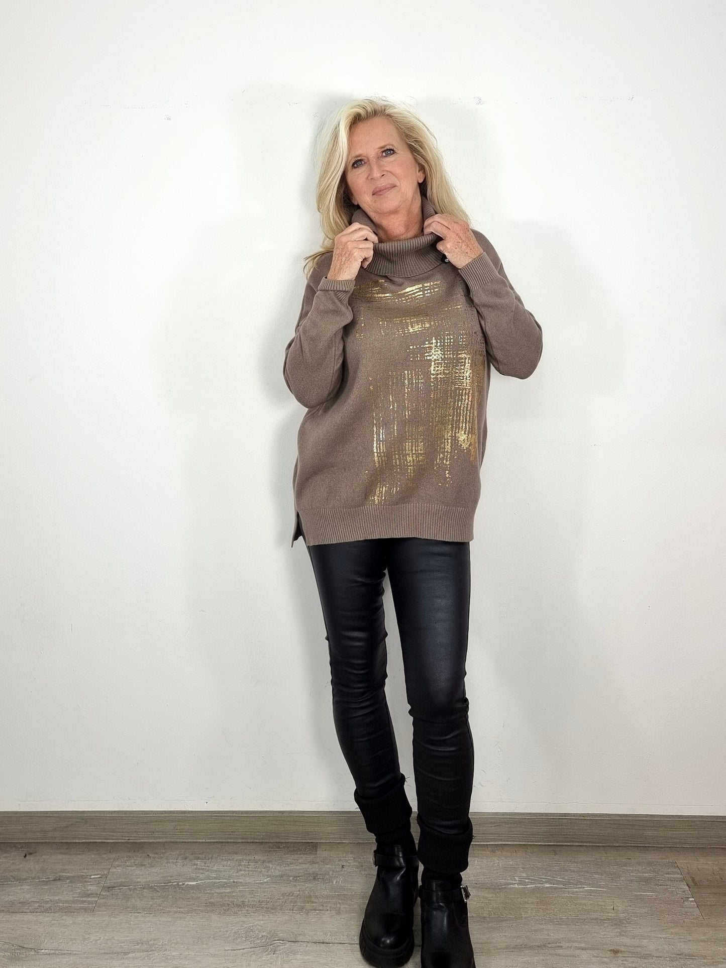 Rollkragenpullover mit Goldprint