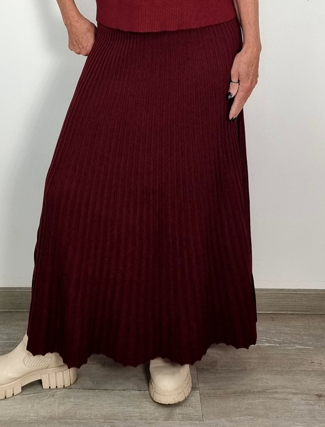 Strickrock in Bordeaux – Eleganz trifft auf Komfort 🍷