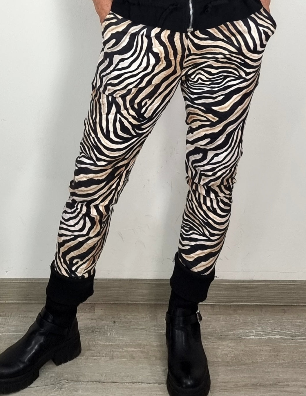 🖤 Trendige Hose in Wildlederoptik mit Zebramuster