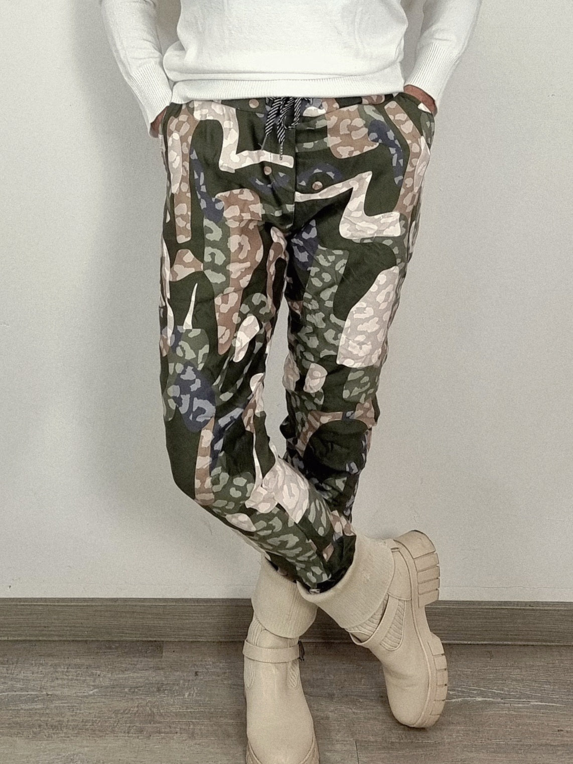 Hose in Wildleder-Optik mit Print