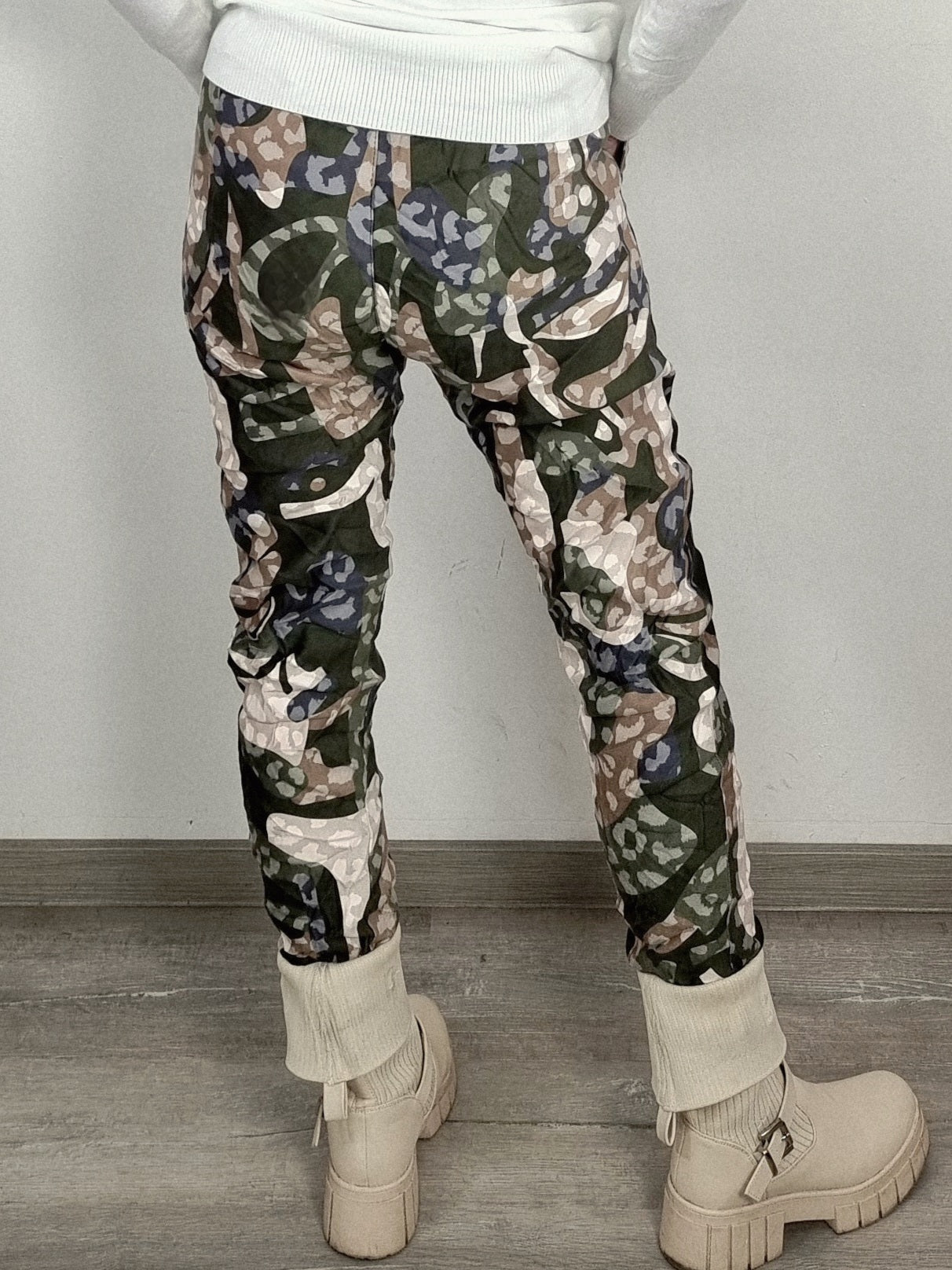 Hose in Wildleder-Optik mit Print